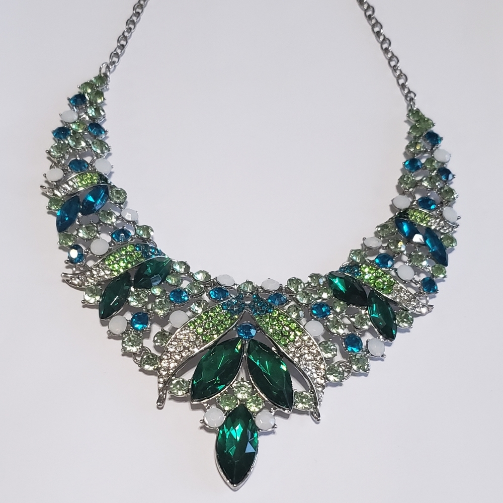 Elegant necklace and earrings set